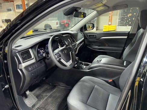 Used 2019 Toyota Highlander LE AWD/4WD image 28