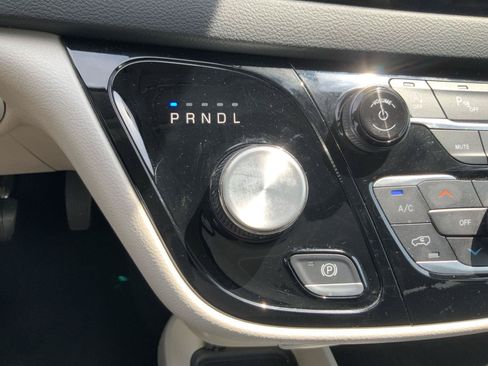 Used 2023 Chrysler Pacifica Touring-L FWD image 30