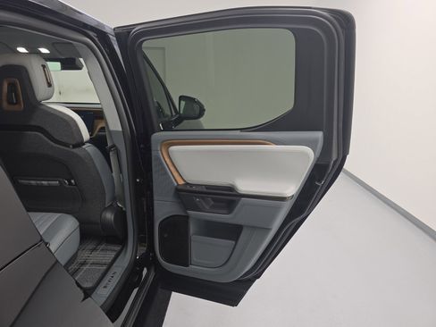 Used 2025 Rivian R1T Premium AWD/4WD image 19