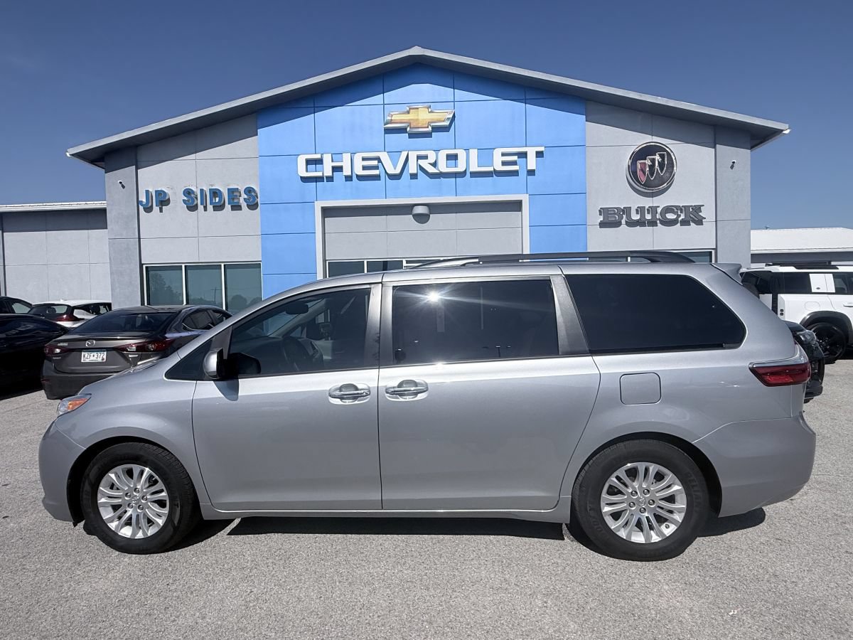 Used 2017 Toyota Sienna XLE w/ XLE Navigation Package FWD image 4