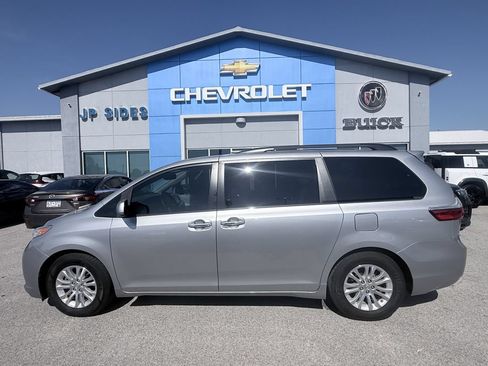 Used 2017 Toyota Sienna XLE w/ XLE Navigation Package FWD image 4