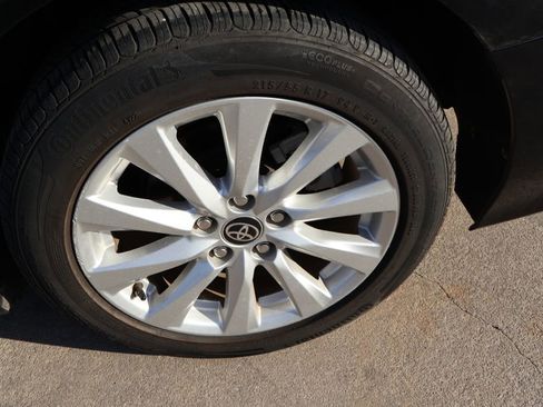 Used 2020 Toyota Camry LE image 5