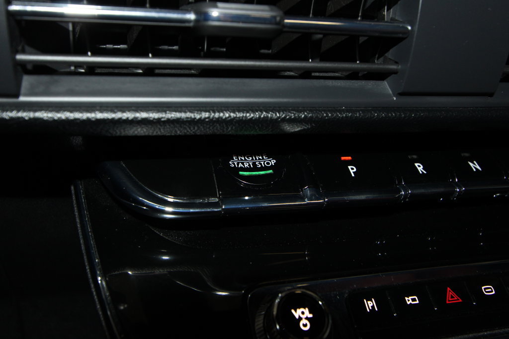 Used 2025 Lincoln Corsair Grand Touring w/ Towing Package AWD/4WD image 13