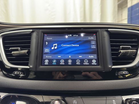 Used 2021 Chrysler Voyager Lxi image 21