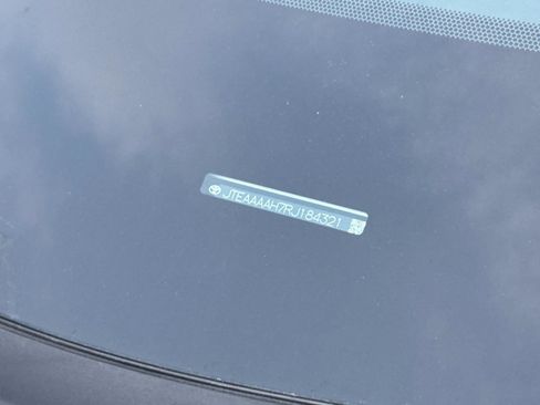 Used 2024 Toyota Venza LE image 6