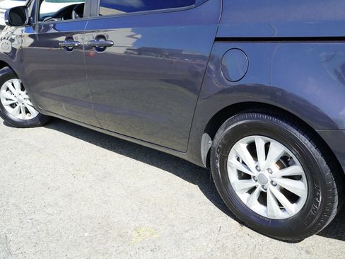 Used 2016 Kia Sedona LX w/ Option Group 020 FWD image 6