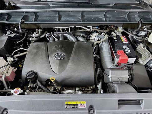 Used 2021 Toyota Highlander XLE image 32
