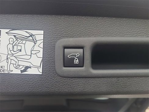 Used 2023 Toyota Sienna XLE image 13