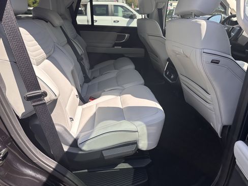 Certified 2025 Ford Expedition Platinum w/ Platinum Ultimate Package AWD/4WD image 18