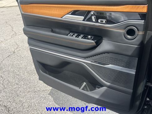 Used 2024 Jeep Grand Wagoneer L Series III AWD/4WD image 18