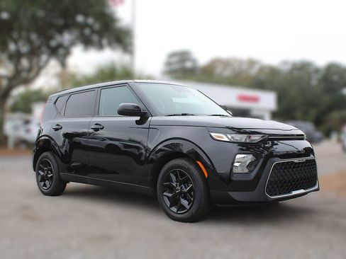 Certified 2022 Kia Soul LX w/ Technology Package image 3