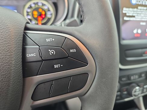 Used 2022 Jeep Cherokee Latitude Lux w/ Sun & Sound Group AWD/4WD image 18
