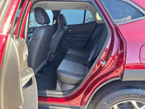 Used 2025 Chevrolet Trax LT w/ LT Convenience Package FWD image 25