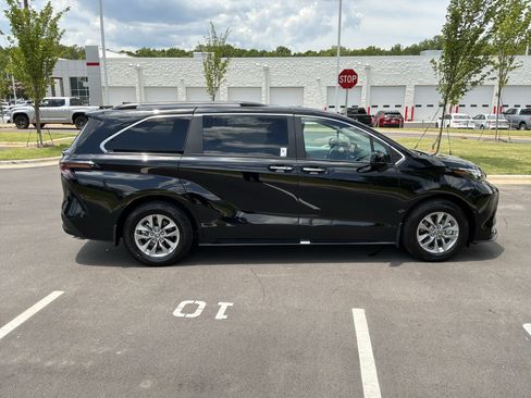 Used 2026 Toyota Sienna XLE FWD image 11