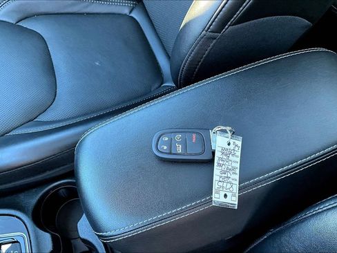 Used 2022 Jeep Cherokee Limited image 35