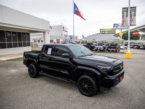 Certified 2025 Toyota Tacoma SR5 w/ SR5 Upgrade Package AWD/4WD image 6