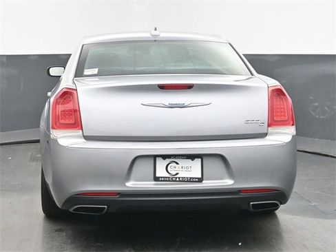 Used 2017 Chrysler 300 C image 5
