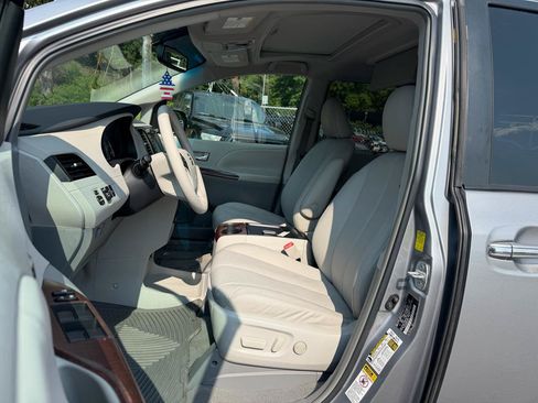 Used 2011 Toyota Sienna XLE w/ Premium Pkg FWD image 11