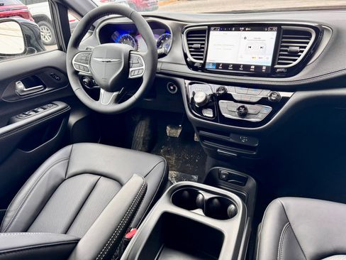 New 2026 Chrysler Pacifica Select AWD/4WD image 17