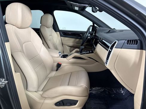 Certified 2023 Porsche Cayenne AWD/4WD image 24