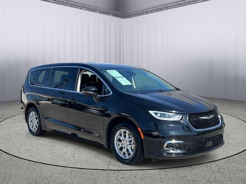 Used 2024 Chrysler Pacifica Touring-L FWD image 5