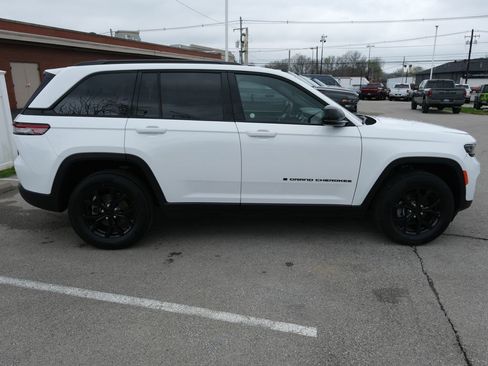 Used 2024 Jeep Grand Cherokee Altitude AWD/4WD image 2