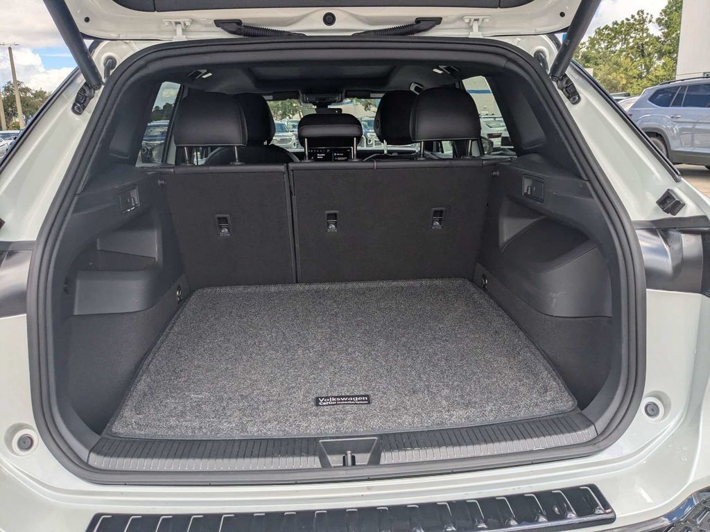 Certified 2025 Volkswagen Tiguan SE R-Line AWD/4WD image 17
