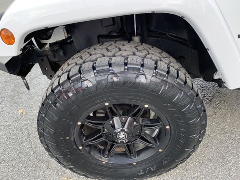 Used 2017 Jeep Wrangler Unlimited Sahara w/ Connectivity Group image 39