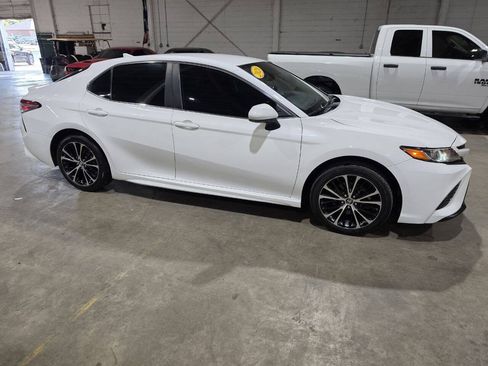 Used 2020 Toyota Camry SE FWD image 16