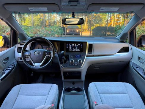 Used 2016 Toyota Sienna LE image 2
