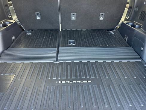 Used 2023 Toyota Highlander Limited image 12