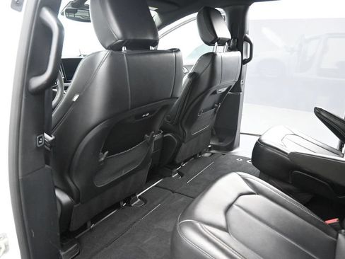 Used 2025 Chrysler Pacifica Select FWD image 15