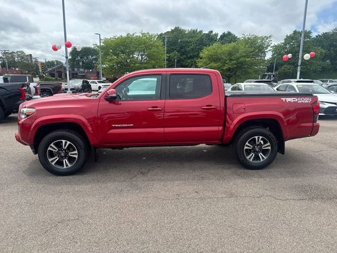 Used 2019 Toyota Tacoma TRD Sport w/ Technology Package AWD/4WD image 4