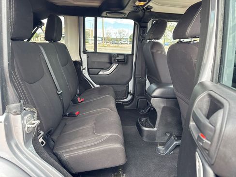 Used 2014 Jeep Wrangler Unlimited Sahara w/ Connectivity Group AWD/4WD image 17