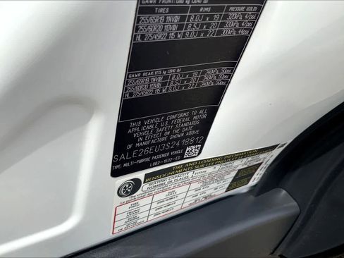 New 2025 Land Rover Defender 90 X-Dynamic SE image 18