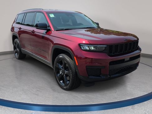 Used 2025 Jeep Grand Cherokee L Laredo AWD/4WD image 3