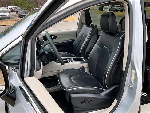 Used 2023 Chrysler Pacifica Limited image 8