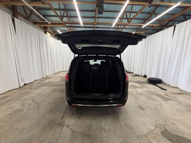 Used 2025 Chrysler Pacifica Select FWD image 23