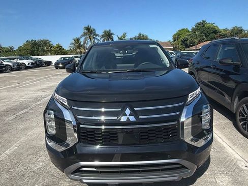 Used 2025 Mitsubishi Outlander SE AWD/4WD image 2
