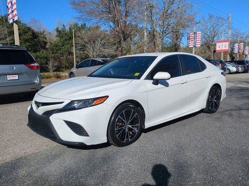 Certified 2019 Toyota Camry SE image 2