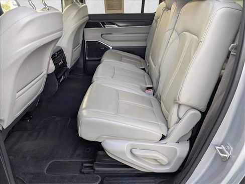 Used 2024 Jeep Wagoneer L Series II RWD image 17