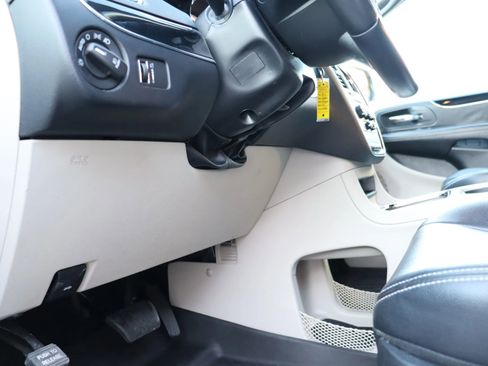 Used 2017 Dodge Grand Caravan SXT image 24