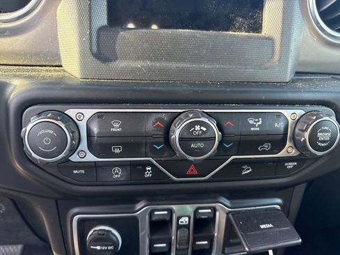 Used 2020 Jeep Wrangler Unlimited Sahara image 22