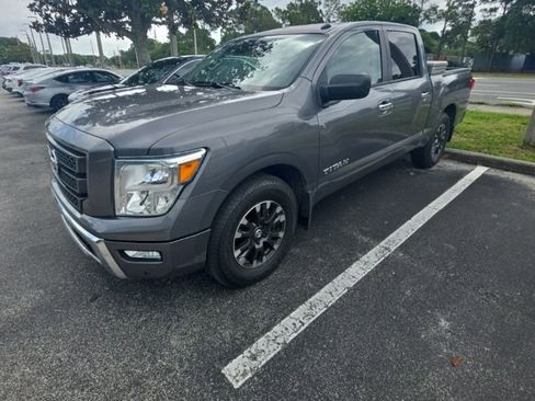 Used 2021 Nissan Titan SV w/ SV Convenience Package RWD image 11