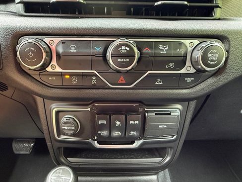 Used 2024 Jeep Wrangler Unlimited Sport AWD/4WD image 20
