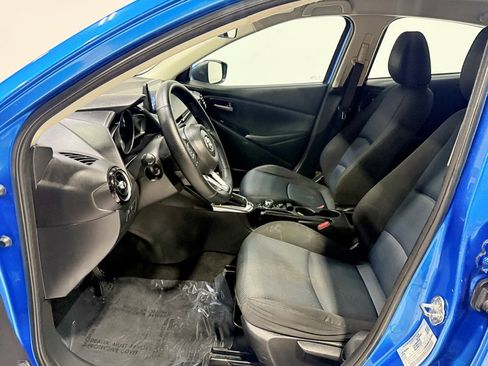 Used 2020 Toyota Yaris LE image 19