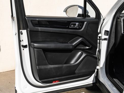 Used 2020 Porsche Cayenne image 40