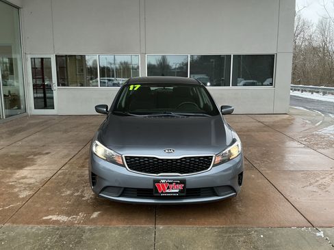 Used 2017 Kia Forte S image 2