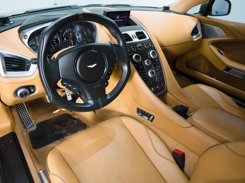 Used 2017 Aston Martin Vanquish Coupe image 40