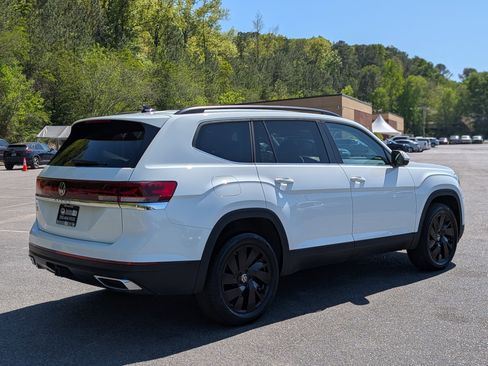 Used 2024 Volkswagen Atlas SE w/ Black Wheel Package image 9